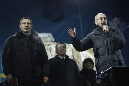Виталий Кличко (слева), Олег Тягнибок (в центре) и Арсений Яценюк на Майдане Незалежности вечером 25 января 2014 года. 