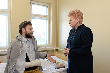 Президент Литвы навестила пострадавшего на Майдане украинца