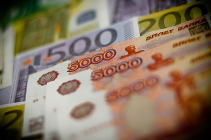 Официальный курс евро впервые превысил 48 рублей