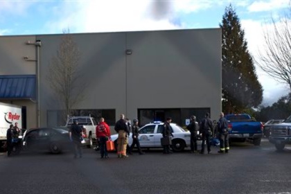 Сотрудники оперативных служб на месте происшествия в Ванкувере 3 февраля 2014 года. 