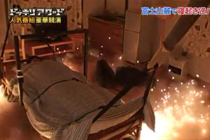 Спящего японца катапультировали на кровати