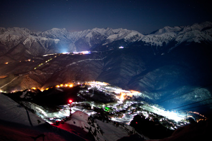 Вид на горнолыжные трассы с ночным освещением на территории горнолыжного центра «Роза Хутор».