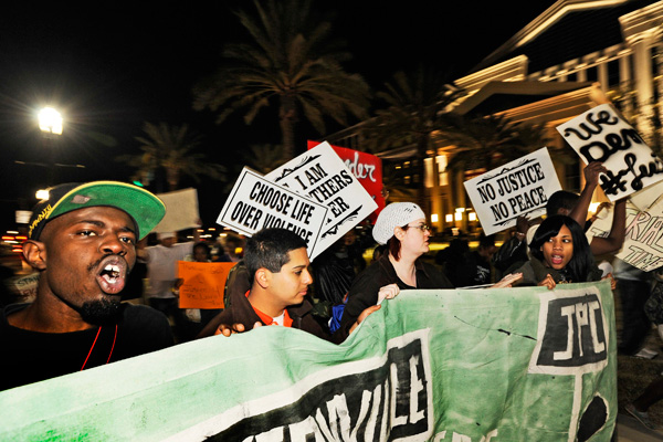 Противники Майкла Данна на акции протеста, организованной после оглашения вердикта присяжных. 15 февраля 2014 года