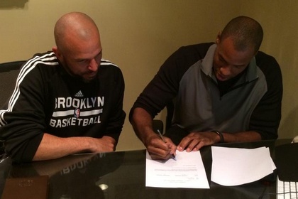 Джейсон Коллинз подписывает контракт с «Бруклин Нетс». 