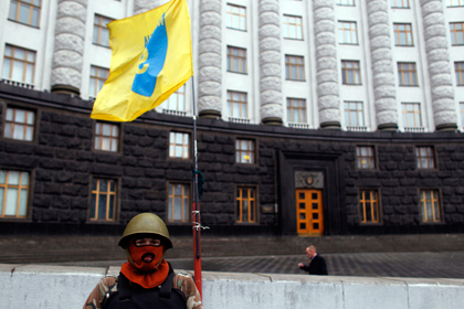 Активист охраняет здание Верховной Рады Украины