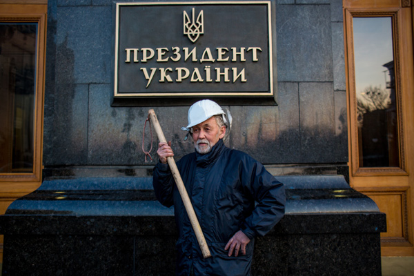 Сторонник оппозиции у здания администрации президента Украины в центре Киева