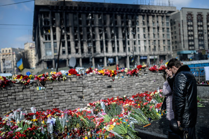 Цветы в память погибшим в Киеве
