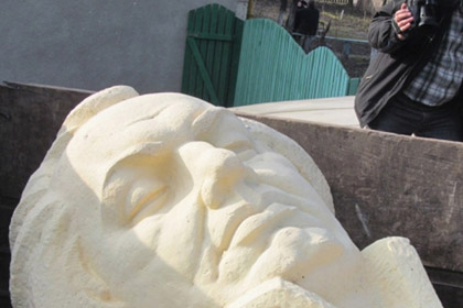 МИД возмутился сносом памятника Кутузову на Украине