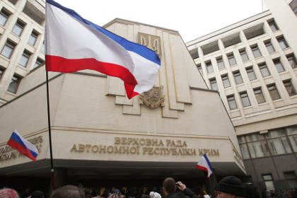Митинг у здания парламента Крыма 26 февраля