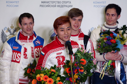 Руслан Захаров, Виктор Ан, Семен Елистратов, Владимир Григорьев (слева направо) во время встречи в аэропорту «Шереметьево»