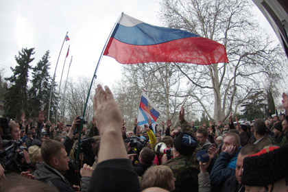 Участники митинга возле городской администрации Севастополя