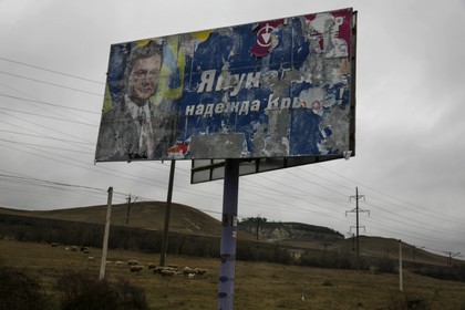 Старый предвыборный плакат в окрестностях Симферополя. 