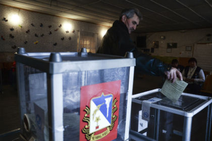 Голосование на одном из избирательных участков в Крыму