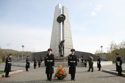 Мемориал погибшим горнякам на шахте «Распадская»