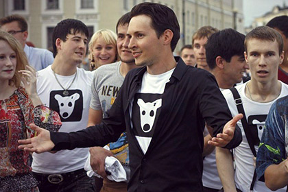 Павел Дуров (в центре)