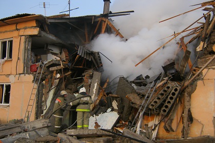 Разрушенный взрывом дом в поселке Конезаводский