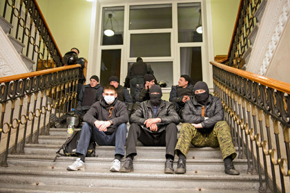 Пророссийские активисты в захваченном здании областной администрации в Харькове 6 апреля
