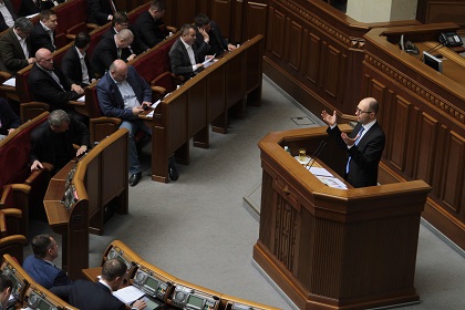 Арсений Яценюк во время выступления в Верховной Раде