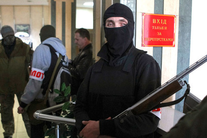 Вооруженные люди в захваченном здании администрации Донецка