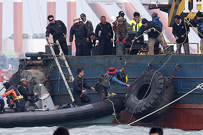 Спуск подводных роботов, Южная Корея, 21 апреля 2014