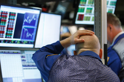 S&P снизил рейтинг банка ВТБ и шести крупнейших российских монополий