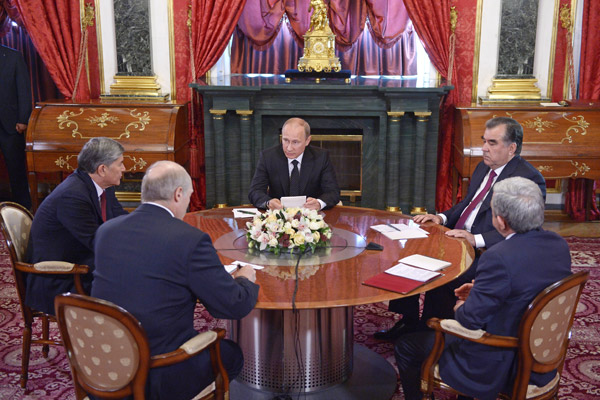 Владимир Путин (в центре), Эмомали Рахмон и Серж Саргсян (справа), Александр Лукашенко и Алмазбек Атамбаев (слева) во время встречи в Кремле 8 мая 2014 года