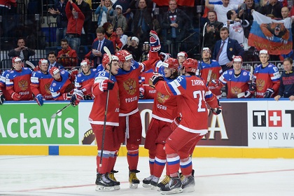 Игроки сборной России празднуют забитый гол