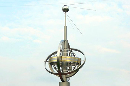 Памятник первому искусственному спутнику Земли на проспекте Космонавтов