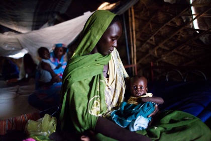 Жительница Судана с ребенком