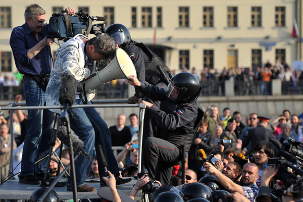 Задержание Бориса Немцова во время митинга на Болотной площади, 6 мая 2012 года