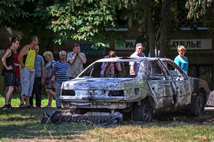 Cгоревшая машина после обстрела в Славянске