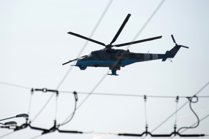 Вертолет украинских ВВС над аэропортом Донецка