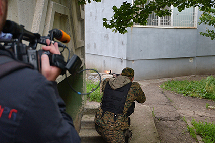 Бойцы Народного ополчения на улицах Луганска, 2 июня 2014