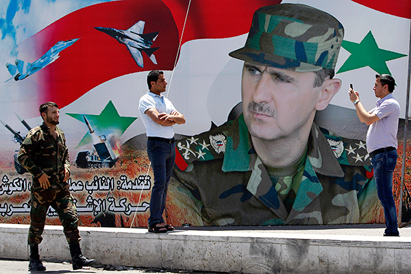 Сторонники сирийского режима с плакатом Башара Асада