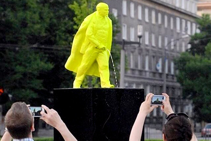 В Кракове появился писающий Ленин