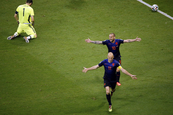Футболисты сборной Нидерландов Арьен Роббен и Уэсли Снейдер празднуют гол в ворота сборной Испании