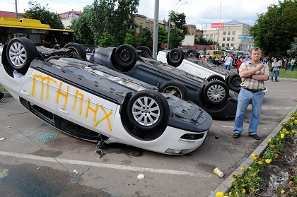 Перевернутые машины у здания посольства РФ в Киеве