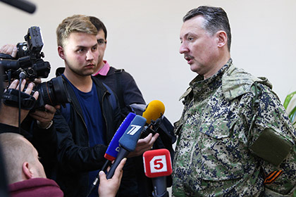 Игорь Стрелков (справа)