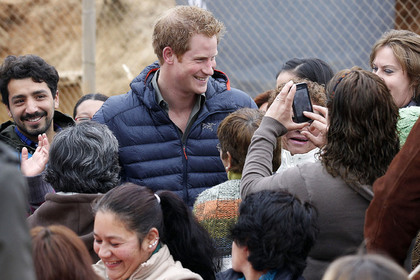 Принц Гарри в окружении жителей Чили