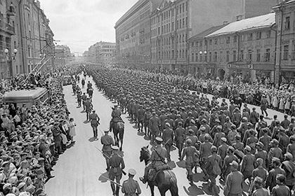 Пленных немцев ведут по улицам Москвы, 17 июля 1944 года
