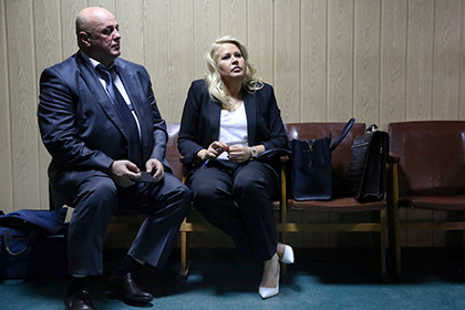 Евгения Васильева с адвокатом в Пресненском суде 10 июля 2014 года