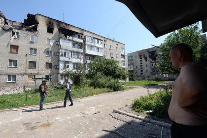 Разрушенный в результате обстрела жилой дом в Донецке