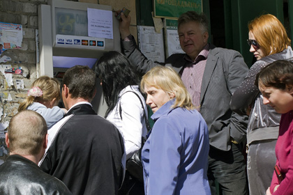 Жители Украины возле банкомата