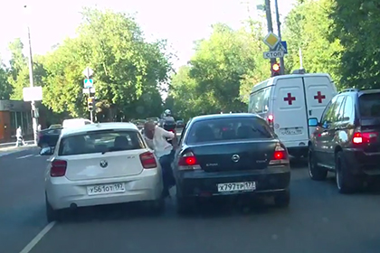 Водитель BMW в Москве сбил сделавшего ему замечание мужчину