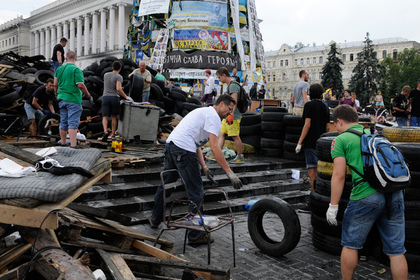 Разбор баррикад в центре Киева, 9 августа 2014 года