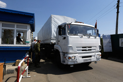 Украинские пограничники досматривают грузовик 