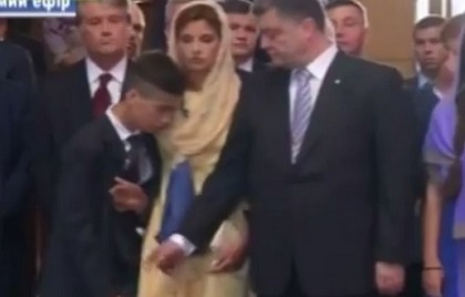 Сын Порошенко упал в обморок во время молебна за Украину