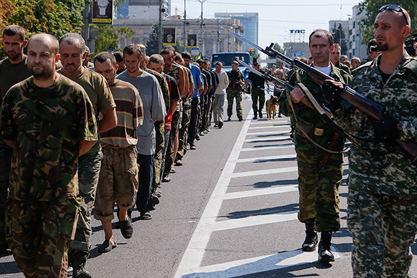 Колонна пленных украинских военнослужащих проходит по Донецку.
