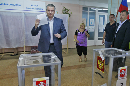 Сергей Аксенов во время голосования
