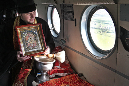 Священник с иконой «Неопалимая купина»